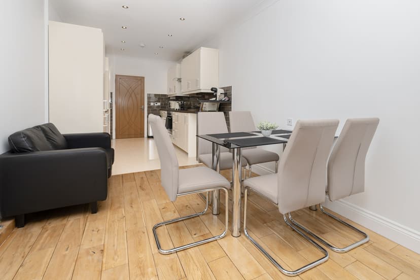 Kitchen dining area with elegant design in London
