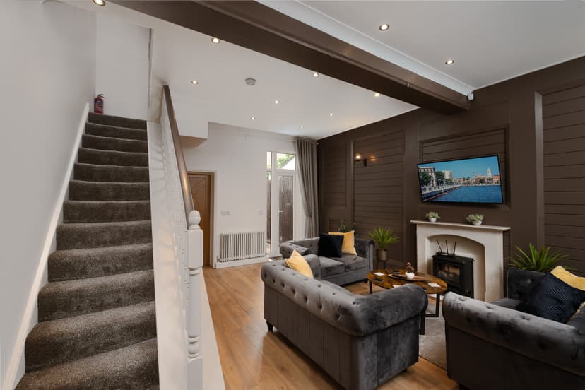 Extended living area with premium amenities in London