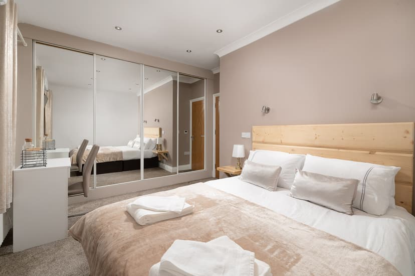 Additional bedroom space with tasteful furnishing in London